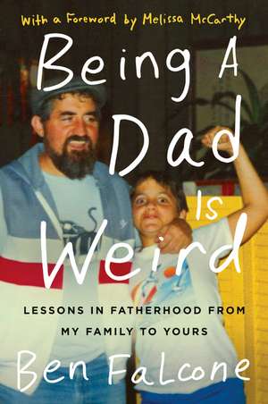 Being a Dad Is Weird: Lessons in Fatherhood from My Family to Yours de Ben Falcone