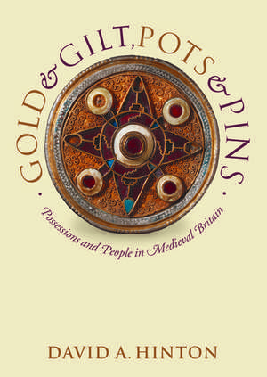 Gold and Gilt, Pots and Pins: Possessions and People in Medieval Britain de David A. Hinton