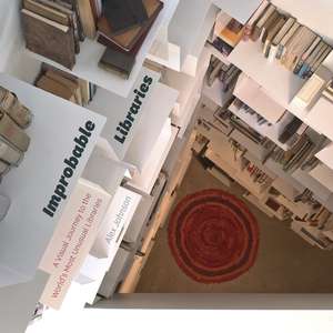 Improbable Libraries: A Visual Journey to the World's Most Unusual Libraries de Alex Johnson