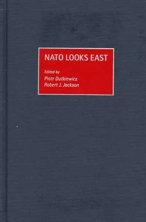 NATO Looks East de Piotr Dutkiewicz