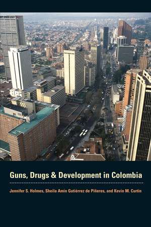 Guns, Drugs, and Development in Colombia de Jennifer S. Holmes