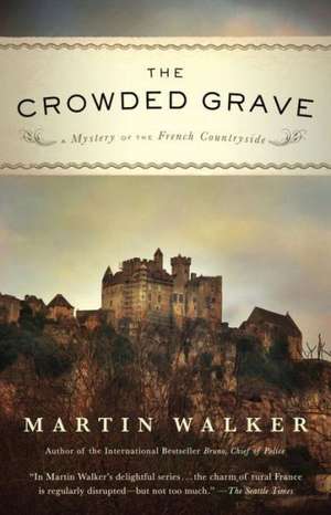 The Crowded Grave: A Mystery of the French Countryside de Martin Walker