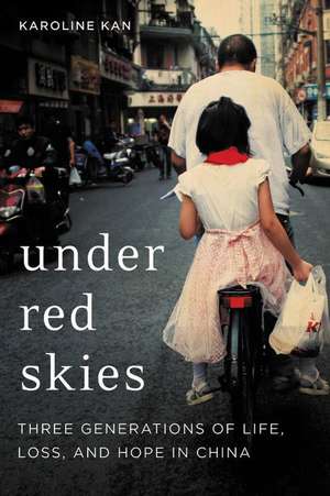 Under Red Skies: Three Generations of Life, Loss, and Hope in China de Karoline Kan