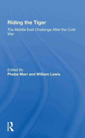 Riding The Tiger: The Middle East Challenge After The Cold War de Phebe Marr