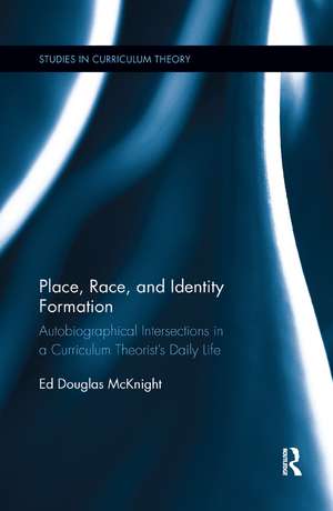 Place, Race, and Identity Formation: Autobiographical Intersections in a Curriculum Theorist's Daily Life de Ed Douglas McKnight