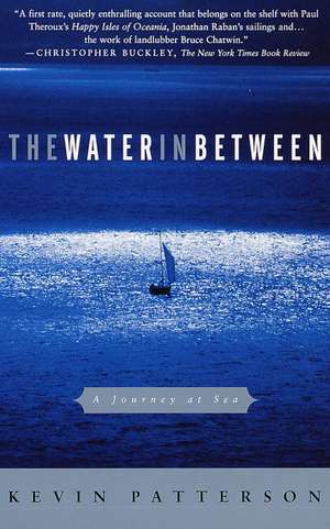 The Water in Between: A Journey at Sea de Kevin Patterson