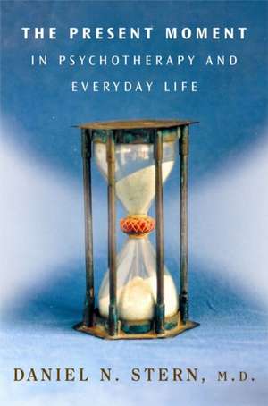 The Present Moment in Psychotherapy and Everyday Life de Daniel N Stern