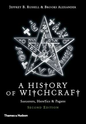 A History of Witchcraft: Sorcerers, Heretics & Pagans de Jeffrey Burton Russell