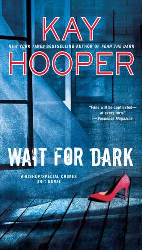 Wait For Dark de Kay Hooper