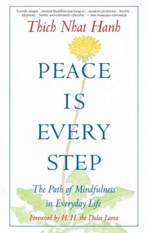 Peace is Every Step: The Path of Mindfulness in Everyday Life de Thich Nhat Hanh