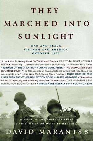 They Marched Into Sunlight: War and Peace Vietnam and America October 1967 de David Maraniss