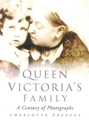 Queen Victoria's Family: A Century of Photographs de Charlotte Zeepvat