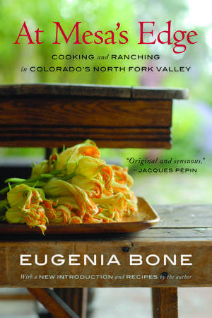 At Mesa's Edge: Cooking and Ranching in Colorado's North Fork Valley de Eugenia Bone