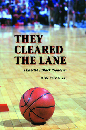 They Cleared the Lane: The NBA's Black Pioneers de Ron Thomas