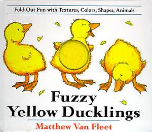 Fuzzy Yellow Ducklings: Fold-Out Fun with Textures, Colors, Shapes, Animals de Matthew Van Fleet