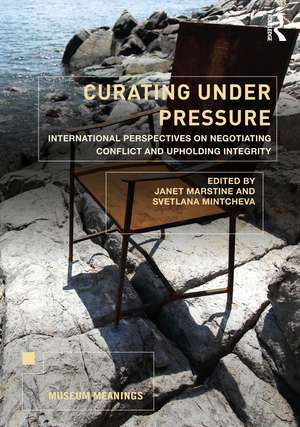 Curating Under Pressure: International Perspectives on Negotiating Conflict and Upholding Integrity de Janet Marstine