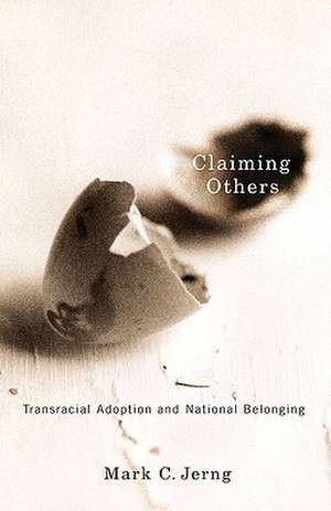 Claiming Others: Transracial Adoption and National Belonging de Mark C. Jerng