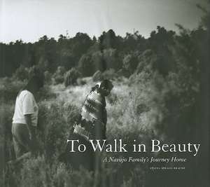 To Walk in Beauty: A Navajo Family's Journey Home: A Navajo Family's Journey Home de Stacia Spragg-Braude