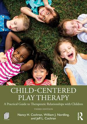 Child-Centered Play Therapy: A Practical Guide to Therapeutic Relationships with Children de Nancy H. Cochran