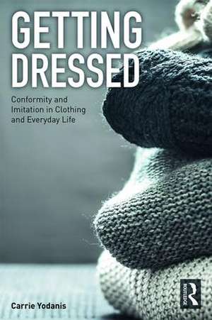 Getting Dressed: Conformity and Imitation in Clothing and Everyday Life de Carrie Yodanis