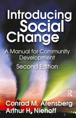 Introducing Social Change: A Manual for Community Development de Conrad M. Arensberg