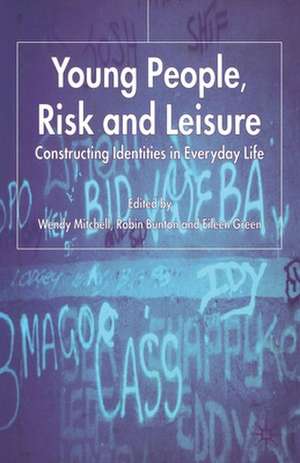 Young People, Risk and Leisure: Constructing Identities in Everyday Life de W. Mitchell