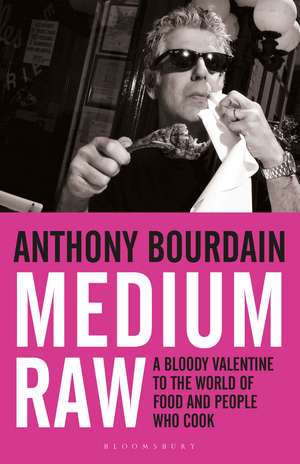 Medium Raw: A Bloody Valentine to the World of Food and the People Who Cook de Anthony Bourdain