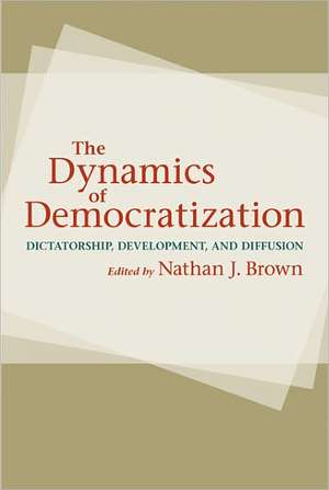 The Dynamics of Democratization – Dictatorship, Development and Diffusion de Nathan Brown