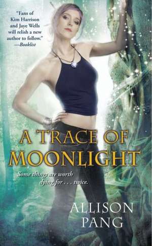 A Trace of Moonlight: The True Story of an American Civilian Turned Double Agent de Allison Pang