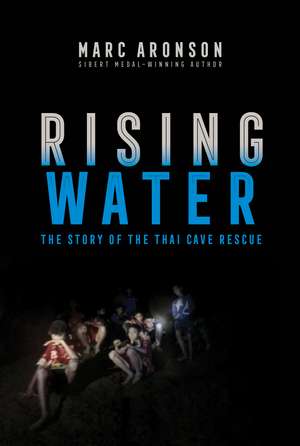 Rising Water: The Story of the Thai Cave Rescue de Marc Aronson