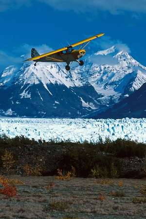 Alaska Bush Plane Landing at Knick Glacier Picknick Table Strip Journal de Cool Image