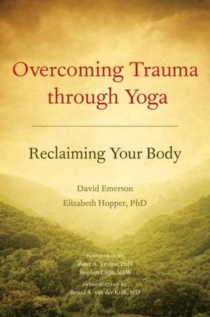 Overcoming Trauma Through Yoga de David Emerson