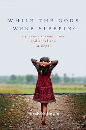 While the Gods Were Sleeping: A Journey Through Love and Rebellion in Nepal de Elizabeth Enslin