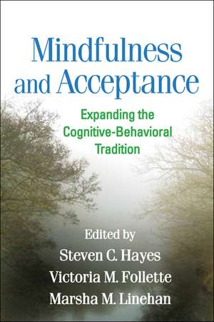 Mindfulness and Acceptance: Expanding the Cognitive-Behavioral Tradition de Steven C. Hayes