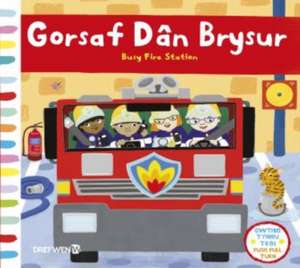 Cyfres Gwthio, Tynnu, Troi: Gorsaf Dan Brysur / Push, Pull and Turn Series: Busy Fire Station de Jo Byatt