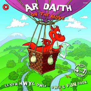 Llyfr Hwyl Dwli/ Dwli's Fun Book: Ar Daith/ On the Move de ELIN MEEK