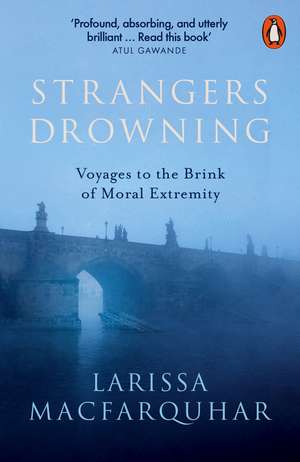 Strangers Drowning: Voyages to the Brink of Moral Extremity de Larissa MacFarquhar