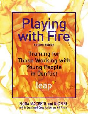 Playing with Fire: Training for Those Working with Young People in Conflict de Fiona Macbeth