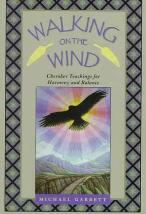 Walking on the Wind: Cherokee Teachings for Harmony and Balance de Michael Garrett