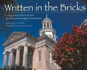 Written in the Bricks: A Visual and Historical Tour of Fifteen Mississippi Hometowns de Mary Carol Miller