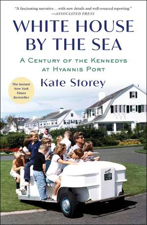 White House by the Sea: A Century of the Kennedys at Hyannis Port de Kate Storey