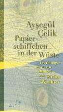 Papierschiffchen in der Wüste